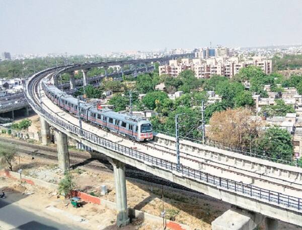 એપરલ ડેપોમાં 10થી વધુ ટ્રેક તૈયાર કરી દેવામાં આવ્યા છે, જ્યાં 16 ટ્રેન રાખવામાં આવશે. પ્રથમ તબક્કામાં વસ્ત્રાલથી એપરલ પાર્ક છ સ્ટેશનોને આવરી લેવામાં આવશે. જેમાં વસ્ત્રાલ ગામ, નિરાંત ક્રોસ રોડ, વસ્ત્રાલ, રબારી કોલોની, અમરાઈવાડી અને એપરલ પાર્ક.