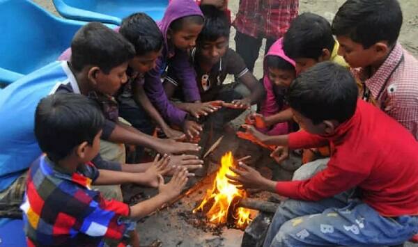 નવસારીમાં છેલ્લા કેટલાંક દિવસથી તાપમાન ઘટતા ઠંડીનો અનુભવ લોકો કરી રહ્યા છે. જે અંતર્ગત બુધવારે લઘુત્તમ તાપમાન 10 ડિગ્રી નોંધાયું હતું. જોકે ગુરૂવારે અચાનક વાતાવરણમાં પલટો આવતાં વહેલી સવારે તાપમાનમાં ભારે ઘટાડો નોંધાયો હતો જેના કારણે 4.5 ડિગ્રી તાપમાન થઈ ગયું હતું.