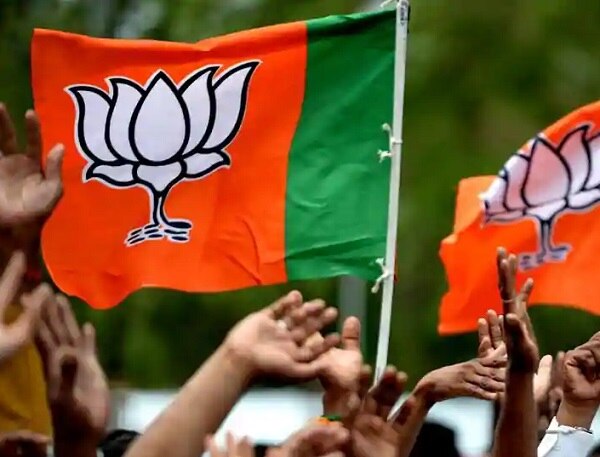 સુરત: સુરતના પુણા પોલીસે પકડેલા દારૂડિયાઓને છોડાવવા માટે પોલીસ સ્ટેશન જઈ પોલીસ સ્ટેશનમાં રોફ જમાવતો હતો. ત્યાર બાદ પીઆઇ ને ફોન પર ધમકી આપનાર કામરેજના ધારાસભ્ય વી.ડી ઝાલાવાડીયાના પુત્ર વિરૂદ્ધ પીઆઈએ સ્ટેશન ડાયરીમાં નોંધ કરી હોવાનું જાણવા મળ્યું છે.