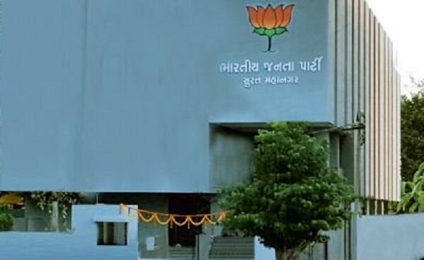 પોલીસ સ્ટેશનમાં રોફ જમાવીને માથે લીધા બાદ શરદે પુણા પીઆઈ આર.આર ભાંભળાને ફોન કરી ધમકી આપી હતી કે કોઈપણ પ્રકારની કાર્યવાહી કર્યા વગર તમામને છોડી દો નહીં તો હું તમારા પોલીસ સ્ટેશન વિસ્તારમાં વિજીલન્સની રેઈડ પડાવીશ. પીઆઈએ શરૂઆતમાં તેને સમજાવવાનો પ્રયાસ કર્યો હતો પરંતુ શરદે ધમકી આપવાનું ચાલુ રાખતા પીઆઈએ આખરે આ અંગે સ્ટેશન ડાયરીમાં નોંધ કરી હોવાનું જાણવા મળ્યું છે.