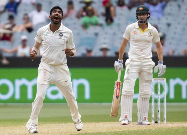 પોતાના ટેસ્ટ કેરિયરના પહેલાં જ વર્ષમાં સૌથી વધુ વિકેટો ઝડપનાર બોલર્સમાં 44 વિકેટો સાથે જસપ્રીત બુમરાહ (2018), 40 વિકેટ: દિલીપ દોશી (1978), 37 વિકેટ: વેંકટેશ પ્રાસાદ (1996), 36 વિકેટ: નરેન્દ હિરવાની (1988) અને 35 વિકેટ: એસ. શ્રીસંત (2006) છે. 