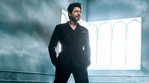 શાહરૂખ ખાને કહ્યું કે, મેં ક્યારેય વિચાર્યું નહોતું કે, હું એક્ટર બનીશ અથવા હિન્દી ફિલ્મોમાં હિરો બની શકીશ. કારણ કે અહી મારા કરતા અનેક લોકો દેખાવમાં સારા હતા. મારીથી બોડી સારી છે અને અવાજ પણ સારો છે. હું 90ના દાયકામાં મુંબઇમાં આવ્યો. હું મુંબઇ પ્રથમવાર મારી પત્ની ગૌરીના કારણે આવ્યો હતો. 