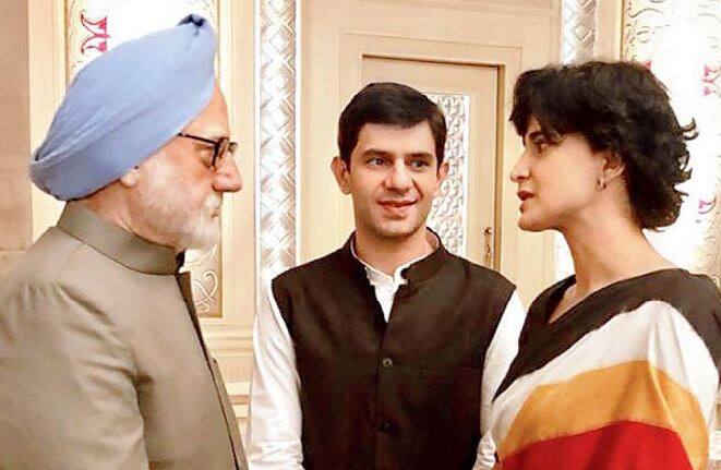 પૂર્વ પ્રધાનમંત્રી મનમોહન સિંહ પર લખવામાં આવેલી બૂક 'ધ એક્સીડેન્ટલ પ્રાઇમ મિનિસ્ટર' પર બનેલી ફિલ્મનું ટ્રેલર હાલમાં જ રિલીઝ થયુ છે. ટ્રેલરમાં અનુપમ ખેર પૂર્વ પ્રધાનમંત્રી મનમોહન સિંહનાં રોલમાં છે. આ ફિલ્મમાં રાહુલ ગાંધી, પ્રિયંકા ગાંધી અને સોનિયા ગાંધીને પણ બતાવવામાં આવ્યા છે.