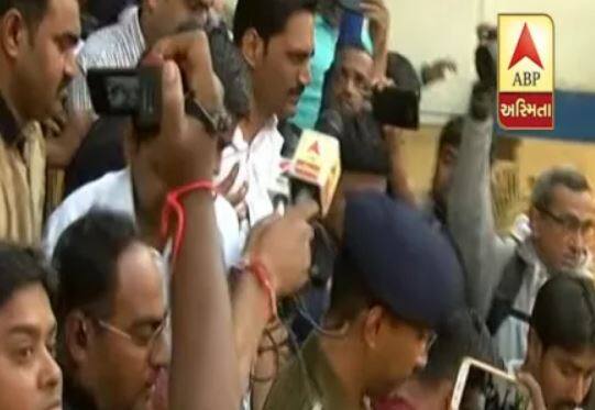 અલ્પેશની ધરકપડની સાથે જ પાસના કાર્યકરોએ વરાછા પોલીસ સ્ટેશન બહાર હોબાળો મચાવ્યો હતો. નોંધનીય છે કે રાજદ્રોહના કેસમાં અલ્પેશ કથિરીયાને તાજેતરમાં જ જેલ મુક્તિ થઈ છે. જામીન મળ્યા બાદ અલ્પેશ ગુજરાતના વિવિધ શહેરમાં ફરી રહ્યો છે અને અનામત આંદોલનને વધારે મજબૂત બનાવી રહ્યો છે.