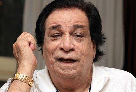 અમિતાભ બચ્ચને ટ્વિટ કર્યું, 'કાદર ખાન.... ખૂબ જ શાનદાર લેખક અને એક્ટર આજે હોસ્પિટલમાં છે. તેમના જલ્દી સ્વસ્થ થવા માટે પ્રાર્થના કરો. મે તેમને સ્ટેજ પરફોર્મ કરતા જોયા છે, તેમનું સ્વાગત કર્યું છે અને તેમણે મારી ફિલ્મો માટે શાનદાર લેખન કર્યું છે. તેઓ એક શાનદાર સાથી અને લિબરલ શખ્સ છે. અને વધુ પડતા લોકોને નથી ખબર કે તેઓ ગણિત શીખડાવતા હતા.'