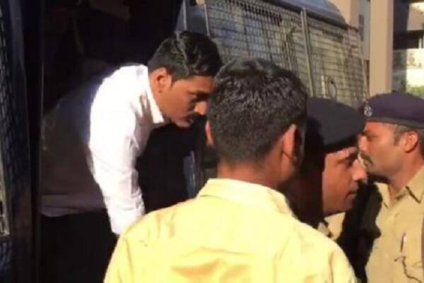 લોકઅપની અંદર અલ્પેશ કથિરીયાએ એસીપી પરમાર અને એક પીએસઆઈને મા-બહેનને લગતી ગાળો ભાંડી હતી. અલ્પેશ એટલો ઉગ્ર બની ગયો હતો કે પોલીસ સ્ટેશન બહાર સાંભળી શકાય એટલા મોટા અવાજે ગાળો ભાંડી રહ્યો હતો.