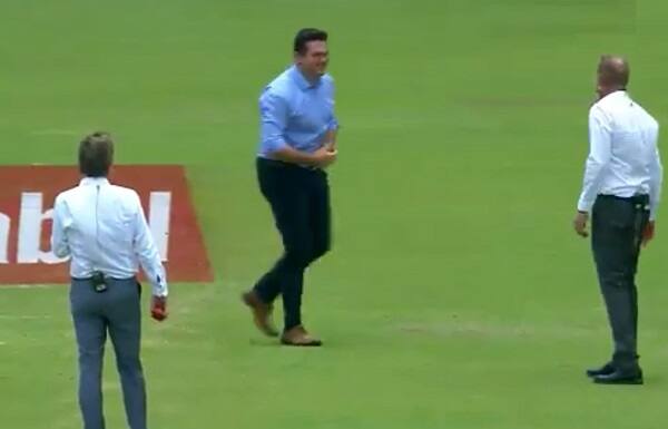 પેન્ટ ફાટ્યું હોવાની ખબર પડતાં જ પોલોકે પોતાના હાથથી પાછળનો ભાગ ઢાંકી દીધો હતો. ત્યાર બાદ તે મેદાનની બહાર નીકળીને પેન્ટ ચેન્જ કરવા માટે ગયો હતો. રસપ્રદ વાત તે છે કે, જ્યારે પોલોકની સાથે આ ઘટના ઘટી ત્યારે ટીવી ચેનલ તેનું લાઈવ પ્રસારણ કરી રહ્યું હતું. 