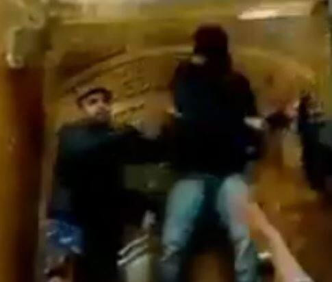 શ્રીનગર: શ્રીનગરની જામિયા મસ્જિદમાં કેટલાક બુકાનીધારી લોકોએ ઈસ્લામિક સ્ટેટનો કાળો ઝંડો દેખાડયો હતો. કાશ્મીરના હુરિયત નેતા મીરવાઈઝ ઉમર ફારુક મસ્જિદમાં ભાષણ આપીને નિકળ્યા હતા અને એ પછી ભાષણના સ્થળે હંગામો શરૂ થયો હતો. આ હંગામા દરમિયાન કેટલાક બુકાનીધારીઓ ભાષણ આપવાની જગ્યાએ ચઢી ગયા હતા અને આઈએસનો કાળો ઝંડો લહેરાવ્યો હતો.