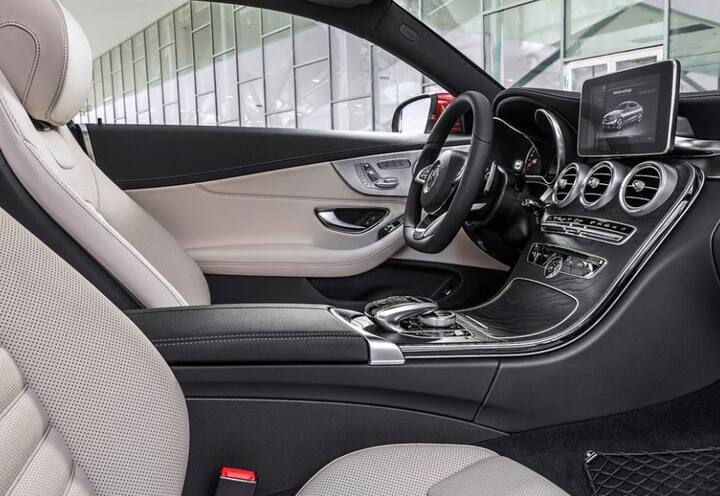 2018 મર્સિડીઝ બેન્ઝ C-Class પેટ્રોલ વેરિયન્ટમાં 1.5 લીટર ફોર સિલિન્ડર એન્જિન આપવામાં આયું છે. જે 180bhp અને 280Nmનો પિક ટોર્ક જનરેટ કરે છે. ટ્રાન્સમિશન માટે અહીંયા 9G ટ્રોનિક ઓટોમેટિક યૂનિટ આપવામાં આવ્યું છે.