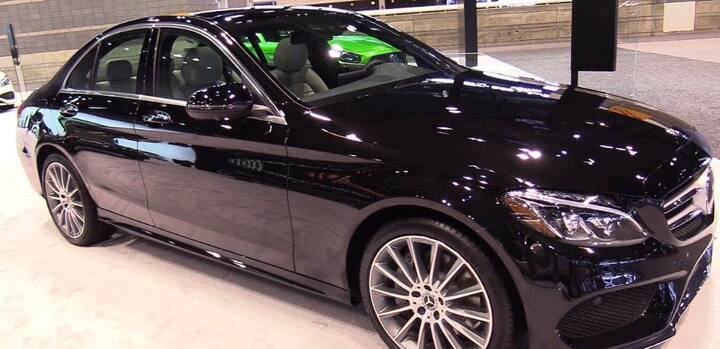 મર્સિડીઝ બેન્ઝ ઈન્ડિયાએ ભારતમાં 2018 C-Class સેડાનનું પેટ્રોલ વેરિયન્ટ લોન્ચ કરી દીધું છે. મર્સિડીઝ બેન્ઝ 2018 C-Class ભારતમાં સપ્ટેમ્બરમાં લોન્ચ થઈ હતી. જોકે ત્યારે માત્ર ડીઝલ ફોર્મેટમાં જ લોન્ચ કરી હતી. મર્સિડીઝ બેન્ઝના સી ક્લાસા પેટ્રોલ વેરિયન્ટની કિંમત એક્સ શો રૂમ કિંમત 43.46 લાખ રૂપિયા રાખવામાં આવી છે. 