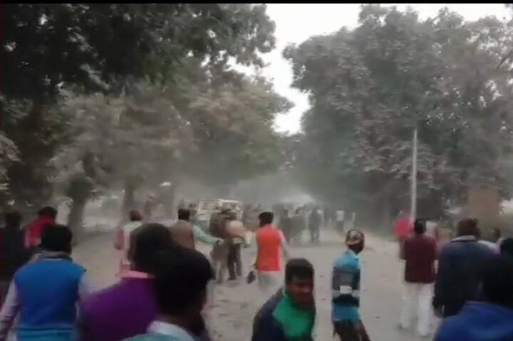 કરીમુદ્દીનપુર પોલીસ સ્ટેશનની પોલીસ પ્રદર્શનકારીઓને સમજાવવા ગઇ હતી, પરંતુ આ લોકો સમજવાના બદલે પોલીસકર્મીઓ ઉપર ઇંટ પથ્થરોથી હુમલો કર્યો હતો. જેના કારણે ત્રણ ચાર પોલીસકર્મીઓ ઈજાગ્રસ્ત થયા હતા. જિલ્લા હોસ્પિટલ લઇ જતી વખતે સુરેશ વત્સનું મોત નિપજ્યું હતું.