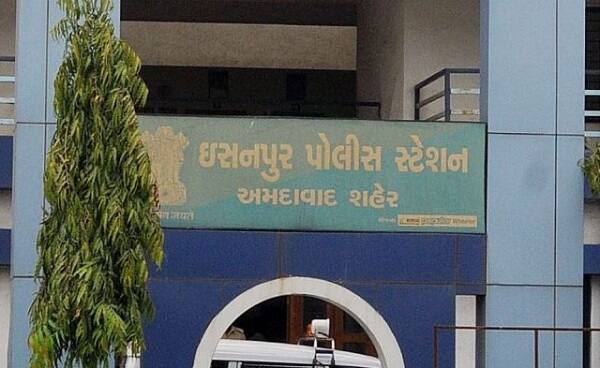 ત્યારે તે ટીમના પ્રકૃતિ નટવરલાલ ચૌધરીને ટોળામાંથી કોઈ એકનો ધક્કો વાગ્યો હતો ત્યારે તેણે પીએસઆઈ જલવાણીને કહ્યું હતું કે, તું મને અડે છે, હું કોણ છું તને ખબર છે? હું આસિસ્ટન્ટ કમિશનર છું. તેમ કહી અંગ્રેજીમાં ‘હાઉ ડેર યુ ટચ મી’ કહી બૂમા બૂમ કરી મૂકી હતી. તેની સાથેનાં ભાગ્યશ્રીબેન ચૌધરી પણ પોલીસને તમે તેમ બોલવા લાગ્યા હતાં. 