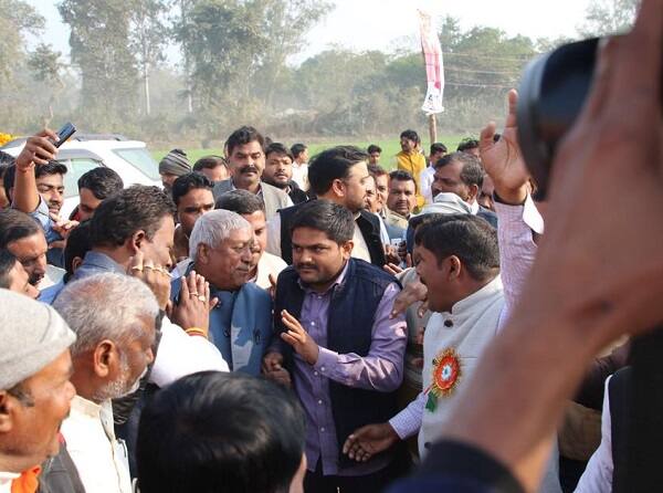 યૂપીના મુખ્યમંત્રી યોગી આદિત્યનાથ પર નિશાન સાધતા કહ્યું હતું કે, યોગી બાબા છે. સંસારથી દૂર રહેવું જોઈએ પણ સત્તામાં ચિપકેલા છે. યોગીનું કામ ભ્રષ્ટાચાર કરાવાનું છે, લોકોને અંદરો-અંદર લડાવાનું છે. હાર્દિકે એમ પણ કહ્યું હતું કે બીજેપી રામ મંદિર અને હિન્દુ-મુસ્લિમના નામ ઉપર આગામી ચૂંટણી લડવા જઈ રહી છે.