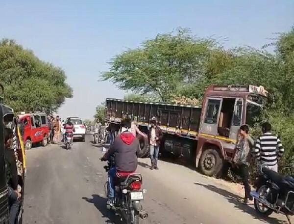 ભાવનગરના ચમારડી ગામ નજીક ટેમ્પો અને ટ્રક વચ્ચે અકસ્માત સર્જાયો હતો. અકસ્માતમાં ટેમ્પાના આગળના ભાગનો ભુક્કો બોલી ગયો હતો. અકસ્માતના પગલે 7થી 8 વિદ્યાર્થીઓને નાની મોટી ઈજાઓ પહોંચી હતી જ્યારે પાંચ જેટલા વિદ્યાર્થીઓને ગંભીર ઇજાઓ પહોંચતા ભાવનગર સરટી હોસ્પિટલ ખસેડાયા હતા.