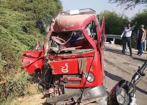 ભાવનગર: વિદ્યાર્થીઓ ભરેલા ટેમ્પાનો ટ્રક સાથે થયો અકસ્માત, બચાવવા લોકોની ભીડ જામી ભાવનગર: વિદ્યાર્થીઓ ભરેલા ટેમ્પાનો ટ્રક સાથે થયો અકસ્માત, બચાવવા લોકોની ભીડ જામી