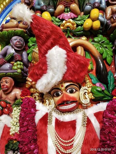 કડકડતો શિયાળો ચાલી રહ્યો છે ત્યારે ભગવાનને પણ ઠંડી લાગે નહીં એટલા માટે મંદિર દ્વારા હનુમાનજીને લાલ રંગના ગરમ વસ્ત્રો પહેરાવાયા છે. વસ્ત્રોની કિનારી પર સફેદ રંગની બોર્ડર છે. જેને સાંકળીને લોકો સાંતાક્લોઝ ગણાવી રહ્યા છે.