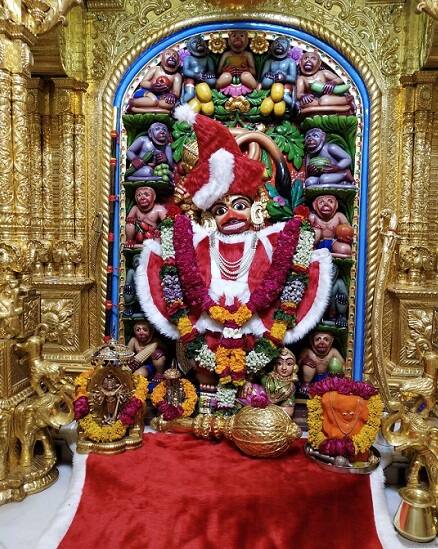 મંદિરના કોઠારી વિવેકસાગર સ્વામીએ કહ્યું, આ વાઘા અમેરિકામાં રહેતા હરિભક્ત ધરમભાઈએ મોકલાવેલા છે. તેમને સારા ભાવથી વાઘા અર્પણ કર્યા છે. તેમને ત્યાંથી ગરમ વાઘા બનાવીને મોકલાવ્યા છે. દાદાને વાઘા દિવસમાં બે વખત બદલવામાં આવે છે. ઘણાં બધા ભક્તો દાદાને વાઘા અર્પણ કરે છે. માટે પેન્ડિંગ પડેલા વાઘા દિવસમાં દાદાને બે વખત બદલવામાં આવે છે.