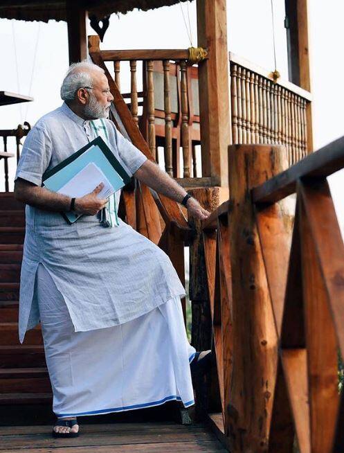 નવી દિલ્હીઃ વડાપ્રધાન નરેન્દ્ર મોદી અંદામાન-નિકોબારમાં અનેક યોજનાઓની શરૂઆત કરાવવા શનિવારે સાંજે પોર્ટ બ્લેયર પહોંચ્યા હતા. જ્યાં તેમનો નવો લુક જોવા મળ્યો હતો. પીએમ મોદીએ દક્ષિણ ભારતમાં પહેરવામાં આવતો પારંપરિક પોશાક મુંડૂ પહેર્યો હતો.