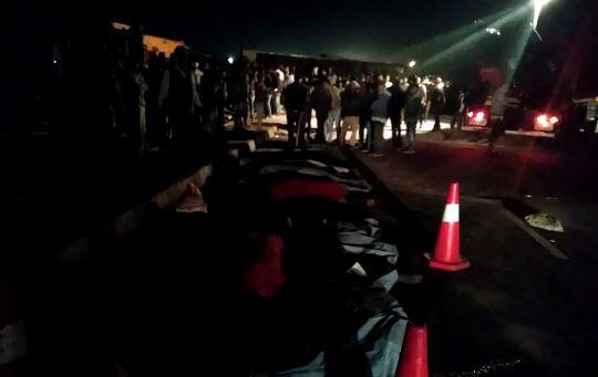 કચ્છના ભચાઉ નજીક ઇનોવા કાર અને બે ટ્રેલર વચ્ચે અકસ્માત સર્જાયો હતો. ભચાઉથી મીઠુ ભરેલું ટ્રેલર કંડલા તરફ જઈ રહ્યું હતું ત્યારે અચાનક ટાયર ફાટતા ટ્રેલર પલટી ખાઈને ડિવાઈડર કૂદીને સામેના રોડ તરફ જતી કાર પર પડ્યું હતું. કારની પાછળ સિમેન્ટ ભરેલું બીજુ ટ્રેલર આવતું હતું જેના કારણે કાર આ બે ટ્રેલર વચ્ચે પડીકું વળી ગઈ હતી.