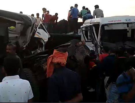 અકસ્માત એટલો ગંભીર હતો કે 10 લોકોનાં મોત થયા છે. કારમાંથી પોલીસે લોકોનાં મૃતદેહ બહાર કાઢ્યા હતા. આ સાથે જ આશંકા વ્યક્ત કરવામાં આવી રહી છે કે મૃત્યુઆંક વધી શકે છે.