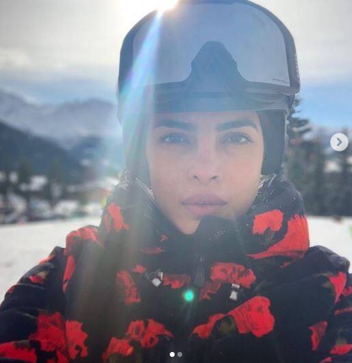 નિક જોનાસ અને પ્રિયંકા તસવીરોમાં ખૂબ જ એન્જોય કરતા જોવા મળી રહ્યા છે. આ તસવીર જોઇને તમે અંદાજ લગાવી શકો છો કે બંને કેટલા ખુશ છે. વાયરલ થયેલી તસવીરને લાખો લાઈક્સ મળી ચુક્યા છે.