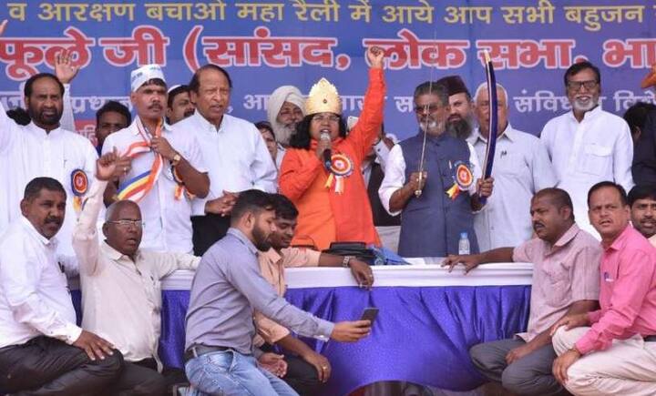 ફૂલેએ કહ્યું કે, બીજેપી અનુસૂચિત જાતિ, જનજાતિ, લઘુમતીઓ સામે કામ કરી રહી છે. બહરાઇચના સાંસદ સાવિત્રી ફૂલએ કહ્યું કે, અખિલેશ યાદવ સાથે મુલાકાત બાદ બીજેપીના અનુસૂચિત જાતિ અને પછાત વર્ગો વિરુદ્ધના ફેંસલાની જાણકારી મળી. 