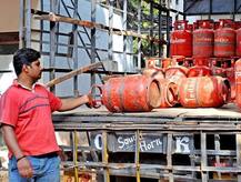 નવા વર્ષે મોદી સરકારની મોટી ભેટ, રાંધણ ગેસના બાટલામાં થયો મોટો ઘટાડો, જાણો વિગત