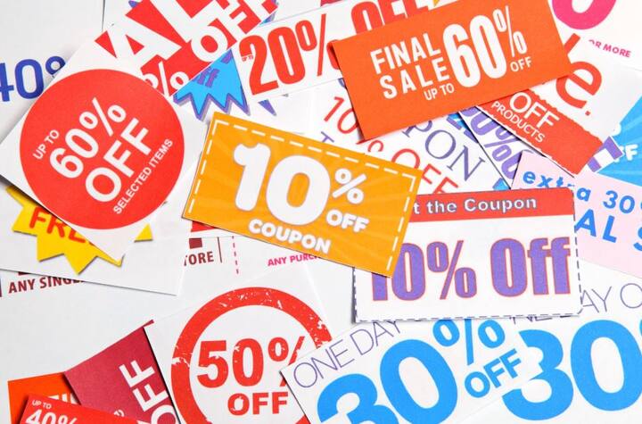 નવા વર્ષથી પ્રી જીએસટીવાળી ચીજો પર મળનારા ડિસ્કાઉન્ટનો ફાયદો નહીં મળે. જીએસટી લાગુ થયા પહેલાની ચીજોને વેચવાની અંતિમ તારીખ 31 ડિસેમ્બર હતી. તેથી જે દુકાનદારો પાસે જૂનો સ્ટોક હતો તેઓ સ્ટોક ક્લિયર કરવા વધારે ડિસ્કાઉન્ટ ઓફર કરતા હતા.