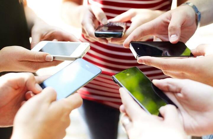 ટેલિકોમ કંપનીઓ મોટા તહેવારોને બ્લેક આઉટ ડેઝ માને છે. આ દિવસો પર યૂઝર્સે મેસેજ મોકલવા તથા કોલિંગ માટે એક્સ્ટ્રા ચાર્જ આપવાનો હોય છે. ગ્રાહકોના સ્પેશિયલ ટેરિફ વાઉચર્સ કે મેસેજ પેક્સ આ દિવસોમાં કામ નથી કરતાં. ટેલિકોમ ટોકના રિપોર્ટ પ્રમાણે બીએસએનએલની જાહેરાત બાદ હવે ગ્રાહકોએ કોઇ પણ બ્લેક આઉટ ડે પર અલગથી ચાર્જ નહીં આપવો પડે.