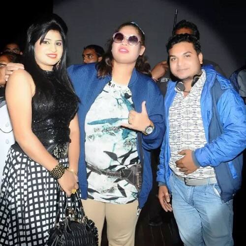 અનામિકા બાવા હરિયાણાની ડાંસર અને સિંગર છે. તેણે 2500થી વધારે ગીત પર પરફોર્મ કર્યું છે. તેને હરિયાણાની બીજી સપના ચૌધરીના નામથી પણ ઓળખવામાં આવે છે. 2013માં તેણે શેખર ખન્ના સાથે લગ્ન કર્યા હતા. પરંતુ પતિ સાથે વિવાદ બાદ તે હિસારમાં માતા સાથે નવદીપ કોલોનીમાં રહેતી હતી.