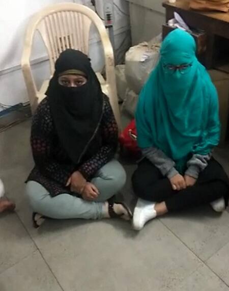 આ લોકોને રાખવા માટે પોલીસ સ્ટેશનો ઓછા પડી ગયા હતા. જે તસવીરો સામે આવી છે તેમાં જોઈ શકાય છે કે પોલીસ સ્ટેશનમાં પગલ મૂકવાની પણ જગ્યા પણ નહોતી. 