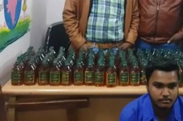 31મી રાત્રે પોલીસ દારૂ પીને ગુજરાતમાં પ્રવેશ કરતા તેમજ ગુજરાતમાં જ દારૂના નશામાં લોકોને પકડીને પોલીસ સ્ટેશન લાવી હતી. જેમાં વાપીમાં 152, પારડીમાં 205 તેમજ વલસાડમાં 60 લોકો નશાની હાલતમાં ઝડપાયા હતા. આ લોકોને રાખવા માટે પોલીસ સ્ટેશન ઓછા પડી ગયા હતા.