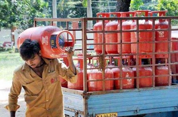 Gas cylinder prices have gone up by Rs 225, it become difficult to make food ਗੈਸ ਸਿਲੰਡਰ ਦੀਆਂ ਕੀਮਤਾਂ 'ਚ 225 ਰੁਪਏ ਵਾਧਾ, ਰੋਟੀ-ਟੁੱਕ ਕਰਨਾ ਵੀ ਹੋਇਆ ਔਖਾ