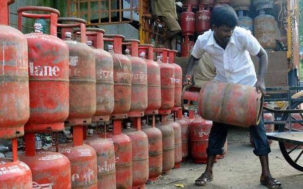 એલપીજીની સરેરાશ આંતરરાષ્ટ્રીય બેંચમાર્ક દર અને વિદેશી મુદ્રા વિનિમય દરને ધ્યાને રાખી એલપીજી સિલિન્ડરના ભાવ નક્કી થાય છે, જેના આધારે સબ્સિડી રાશીમાં દર મહિને બદલાવ થાય છે. એવામાં આંતરરાષ્ટ્રીય કિંમત વધે તો સરકાર વધુ સબસીડી આપે છે અને જ્યારે કિંમત ઘટે તો સબ્સિડીમાં ઘટાડો થાય છે. 