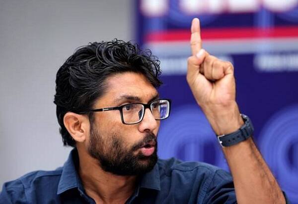 અમદાવાદ: બાયોપિક્સ બાદ હવે પોલિટિશન્સ પર ફિલ્મ બનાવવાનો ટ્રેન્ડ વધી રહ્યો છે. લોકસભા ચૂંટણી-2019ને લઈ નેતાઓએ પણ ફિલ્મ બનાવવાનું શરૂ કર્યું છે. સુત્રો પ્રમાણે વડગામના ધારાસભ્ય અને દલિત નેતા જિગ્નેશ મેવાણી હવે પ્રોડ્યુસરની ભુમિકામાં જોવા મળશે. જિગ્નેશ મેવાણી પીએમ નરેન્દ્ર મોદી પર ‘ચોકીદાર હી ચોર હૈ’ નામની ફિલ્મ બનાવવાનું નક્કી કર્યું છે.