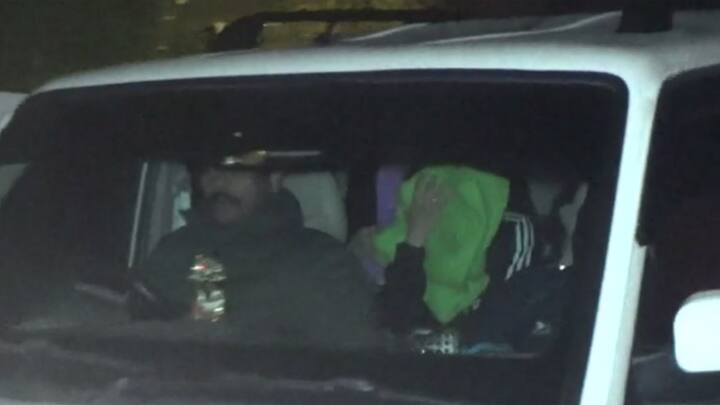 શહેરના શોરબકોરથી દૂર પોલીસની બાજ નજરથી બચવા સુરતી નબીરાઓએ નવા વર્ષની ઉજવણી કરવા માટે નવસારી જિલ્લાના ચીખલીના નોગામા ગામની સીમમાં આવેલ ટર્ફ વિકેન્ડ હોમ ખાતે દારૂની મહેફિલનું આયોજન કર્યું હતું.