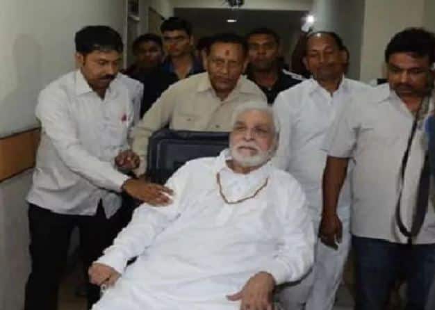 મુંબઈઃ જાણીતા અભિનેતા-કોમેડિયન કાદરખાનનું 81 વર્ષની વેયે કેનેડાની હોસ્પિટલમાં નિધન થયું છે. કાદરખાનના મોટા પુત્ર સરફરાઝ ખાને એબીપી ન્યૂઝ સાથેની વાતચીતમાં તેમના નિધનની પુષ્ટિ કરી હતી.