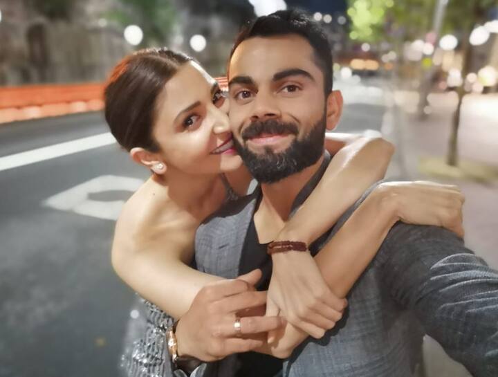 તસવીરમાં અનુષ્કા શર્મા કોહલીને હગ કરતી નજરે પડ છે. આ તસવીરો સડક પર જ ક્લિક કરવામાં આવી છે. તસવીર પોસ્ટ થયાને માત્ર અડધા કલાકમાં જ 7 લાખથી વધારે લોકોએ લાઇક કરી હતી.