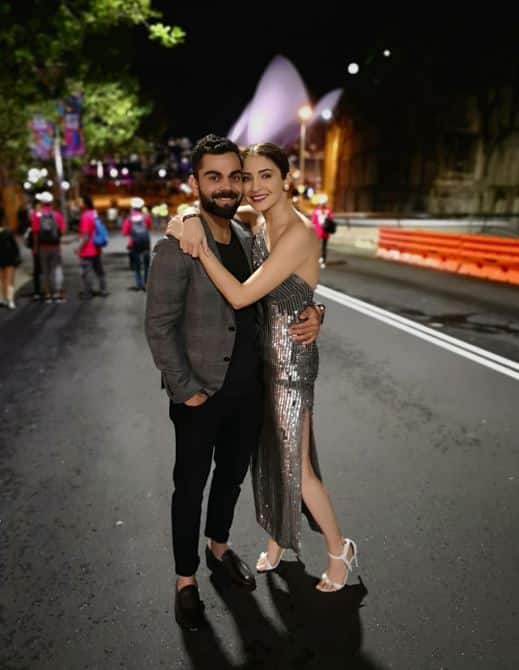 ટીમ ઈન્ડિયાના કેપ્ટન વિરાટ કોહલીએ પત્ની અનુષ્કા સાથે સિડનીની સડક પર નવું વર્ષ સેલિબ્રેટ કર્યું હતું.