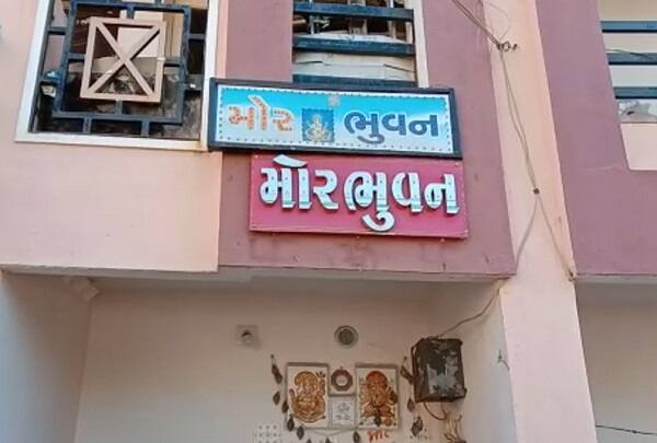 જામનગર: નવા વર્ષના પ્રથમ દિવસે જ જામનગરના કિશાનચોક વિસ્તારમાં સામુહિક આપઘાતનો બનાવ સામે આવ્યો છે. જેમાં એક જ પરિવારના પાંચ લોકોએ ઝેરી દવા પીને જીવન ટૂંકાવી લીધું છે. આ મામલે પોલીસે વધુ તપાસ હાથ ધરી છે. પ્રાથમિક તબક્કે આપઘાત પાછળનું કારણ જાણવા મળ્યું નથી.