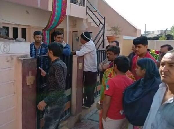 સામુહિક આપઘાતના બનાવ બાદ પરિવારના ઘરની બહાર પણ લોકોના ટોળાં ઉમટી પડ્યાં હતાં. બનાવની તપાસ માટે ડીવાયએસપી સહિતનો પોલીસ કાફલો ઘટનાસ્થળે પહોંચી ગયો છે. પોલીસ તરફથી આ કેસની તપાસ શરૂ કરવામાં આવી છે. 