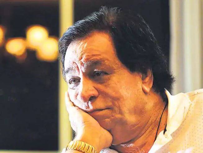 કાદર ખાને 1973માં ફિલ્મ દાગથી એક્ટર તરીકે કરિયરની શરૂઆત કરી હતી. આ ફિલ્મમાં રાજેશ ખન્ના અને શર્મિલા ટાગોર લીડ રોલમાં હતા. પરંતુ તેમનું પહેલું મોટુ પાત્ર ખૂન પસીનામા ઠાકુલ જાલિમ સિંહનું હતું. આ ફિલ્મમાં અમિતાભ બચ્ચન લીડ રોલમાં હતા. આ ફિલ્મના લેખક પણ તેઓ હતા. જે બાદ કાદર ખાને અમિતાભની અનેક ફિલ્મોમાં એક્ટિંગ કરવાની સાથે સંવાદ પણ લખ્યા. અમિતાભની પરવરિશ, મિસ્ટર નટવરલાલ, સુહાગ, સત્તે પે સત્તા, નસીબ અને મુકદ્દર કા સિકંદર જેવી સફળ ફિલ્મોના સંવાદ પણ લખ્યા હતા.