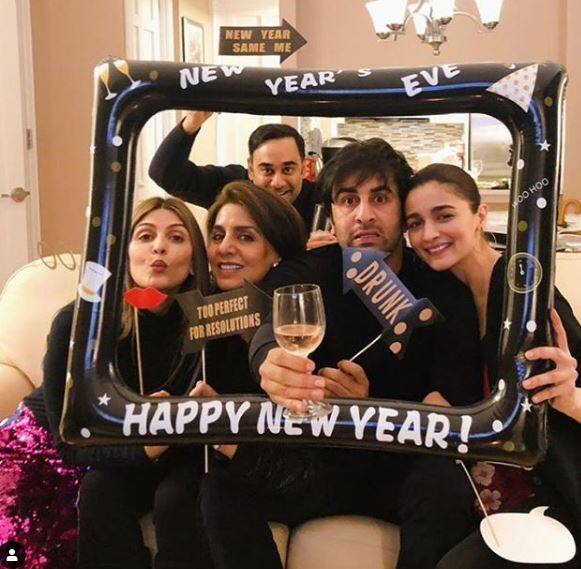 મુંબઈઃ આલિયા ભટ્ટ અને રણબીર કપૂર તેમના સંબંધને ભલે જાહેર ન કરતાં હોય પરંતુ નવા વર્ષના અવસર પર બંનેની એક તસવીર વાયરલ થઈ રહી છે. જેના પરથી બંને રિલેશનશિપમાં હોવાનું સાબિત થાય છે. આલિયા ભટ્ટે રણબીર કપૂર અને તેના પરિવારજનો સાથે ન્યૂયોર્કમાં ન્યૂ યર સેલિબ્રેટ કર્યું હતું. 