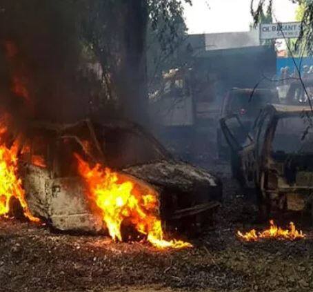 મામલો બુલંદશહરના સ્યાના પોલીસ સ્ટેશન હદના ચિંગરાવટી ગામનો છે. જ્યાં, ગામ લોકોએ સ્યાના ભાજપ ધારાસભ્ય દેવેન્દ્રસિંહ લોધીને બંધક બનાવી દીધા. આ દરમિયાન ગામ લોકોએ સ્યાના હિંસાને લઈને કરવામાં આવી રહેલી પોલીસ કાર્યવાહીથી નારાજ થઈને ધારાસભ્યને આકરા શબ્દો કહ્યા. ગામ લોકોનો આરોપ છે કે પોલીસ નિર્દોષ લોકોને ઇન્સ્પેક્ટર સુબોધના હત્યા આરોપી બતાવીને જેલ મોકલી રહી છે.