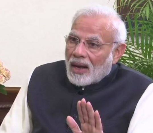 પીએમ મોદીએ કહ્યું, જ્યાં સુધી આપણાં જવાન LoCની બીજી તરફ હતા, હું ચિંતામા હતો. સવારના સમયે લગભગ એક કલાક સુધી સુચનાઓ મળતી બંધ થઈ ગઈ, આ સમય ઘણો જ મુશ્કેલ હતો. જે બાદ મને જણાવવામાં આવ્યું કે તેઓ હજુ પરત નથી ફર્યાં, જો કે એક-બે યુનિટ સુરક્ષિત સ્થાનો સુધી પહોંચી ગયા છે એટલે પરેશાન ન થતાં. મેં કહ્યું કે હું ત્યાં સુધી નિશ્ચિત ન થઈ શકું જ્યાં સુધી આપણો છેલ્લામાં છેલ્લો જવાન પરત ન ફરે.