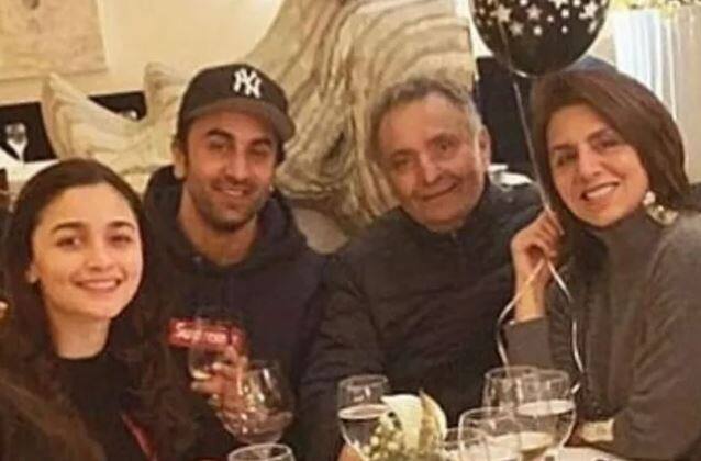 ઋષિ કપૂરે પણ ટ્વિટર પર પ્રશંસકોને નવા વર્ષની શુભકામનાઓ પાઠવી હતી.