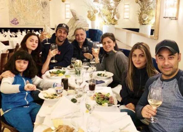 મુંબઈ: આલિયા ભટ્ટે બોયફ્રેન્ડ રણબીર કપુર અને તેના પરિવાર સાથે ન્યૂયોર્કમાં નવા વર્ષની ઉજવણી કરી હતી. રણબીર કપુર અને આલિયા ભટ્ટની તસવીરો સોશિયલ મીડિયા પર વાયરલ થઈ રહી છે.