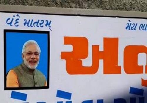 દહેગામમાં સોસાયટીના બોર્ડમાં વડાપ્રધાન નરેન્દ્ર મોદીનો ફોટો જોવા મળ્યો હતો. અતુલ સોસાયટીના રહીશોએ સોસાયટીના બોર્ડમાં જ PM મોદીનો ફોટો લગાવ્યો હતો. PM નરેન્દ્ર મોદીને વર્તમાન સમયના મહાન નેતા ગણાવ્યા છે. તેમજ સ્થાનિકોનું કહેવું છે કે, મોદીજીને સન્માન આપવા તેમનો ફોટો લગાવ્યો છે.