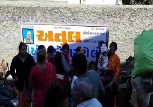 દહેગામમાં આવેલી અતુલ સોસાયટીના રહીશોએ નરેન્દ્ર મોદીનો ફોટો બોર્ડ પર લગાવ્યો છે. સોસાયટીના રહીશો સાથે વાત કરતાં તેમણે જણાવ્યું હતું કે, આજ દિન સુધી સરદાર પટેલ, ગાંધીજી અને બીજા મોટા નેતાઓના ફોટા લગાવતા આવતાં હતાં. જે જૂના સમયના મહાન નેતાઓ છે. પરંતુ આજની પેઢી મોદી જેવા મોટા નેતા છે એટલે તેમને સન્માન આપતાં માટે અમે નરેન્દ્ર મોદીનો ફોટો લગાવ્યો છે. 