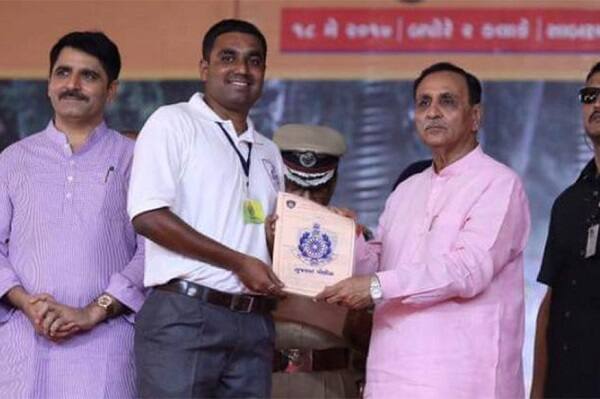 તેમણે વધુમાં કહ્યું હતું કે, મારા પતિ ઘણા સમયથી ચિંતામાં રહેતા હતા. મેં જ્યારે નાની દીકરીના સોગંદ આપ્યા  ત્યારે તેમણે મને બધી હકીકતો કહી હતી. ડિમ્પલે એવો આક્ષેપ પણ મૂક્યો છે કે, ડીવાયએસપી પટેલ તેમના પતિને અપમાનિત કરી ‘તારો પગાર ખાઈ જઈશ, તારી નોકરી ખાઈ જઈશ’ એવી ધમકી આપતા હતા.